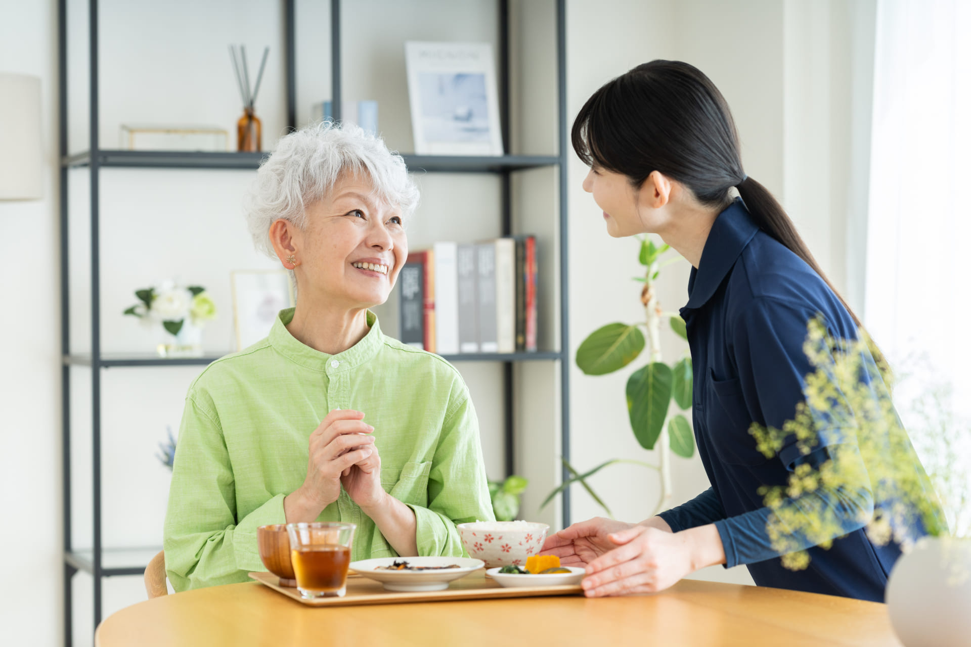 笑顔で暮らしのお手伝いをするイメージ