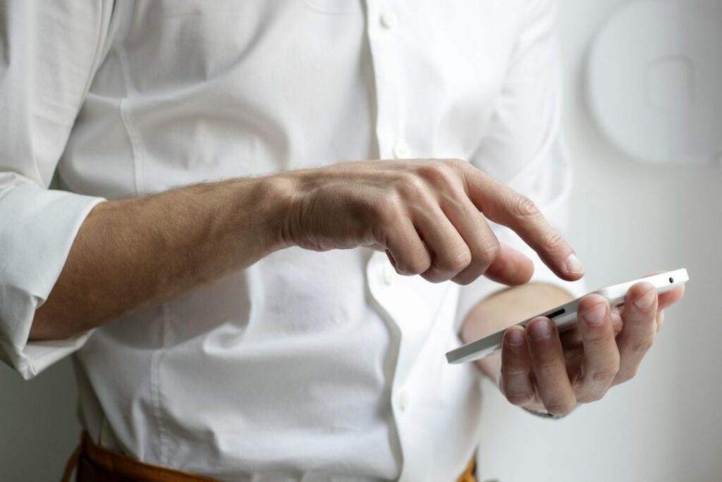 スマートフォンを手に持って操作するイメージ